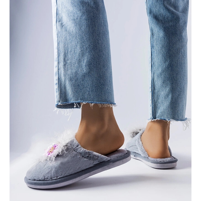 Šedé teplé pantofle s květy Moly šedá 2