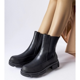 Černé kotníkové boty s elastickým svrškem značky Faisal černý 1