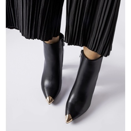 Černé kozačky s kovovou špičkou Sacra černý 1