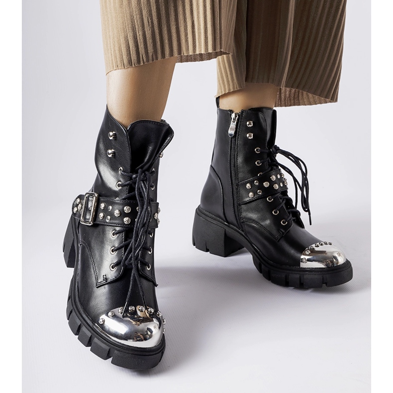 Podkrovní černé ozdobné kozačky na plochém podpatku černá 1