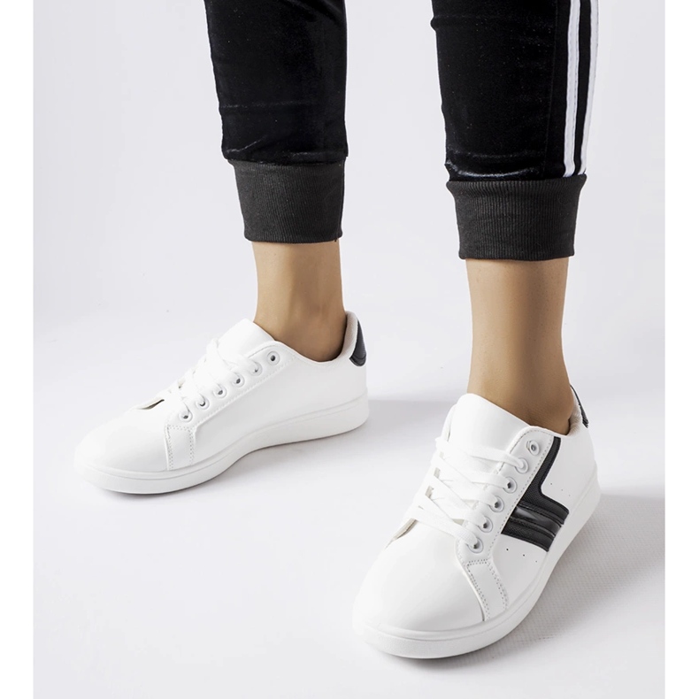 Bílé tenisky s černými vsadkami Rizzo bílý 1