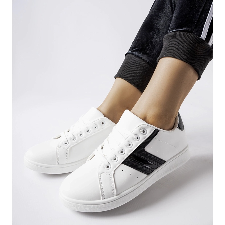 Bílé tenisky s černými vsadkami Rizzo bílý 2