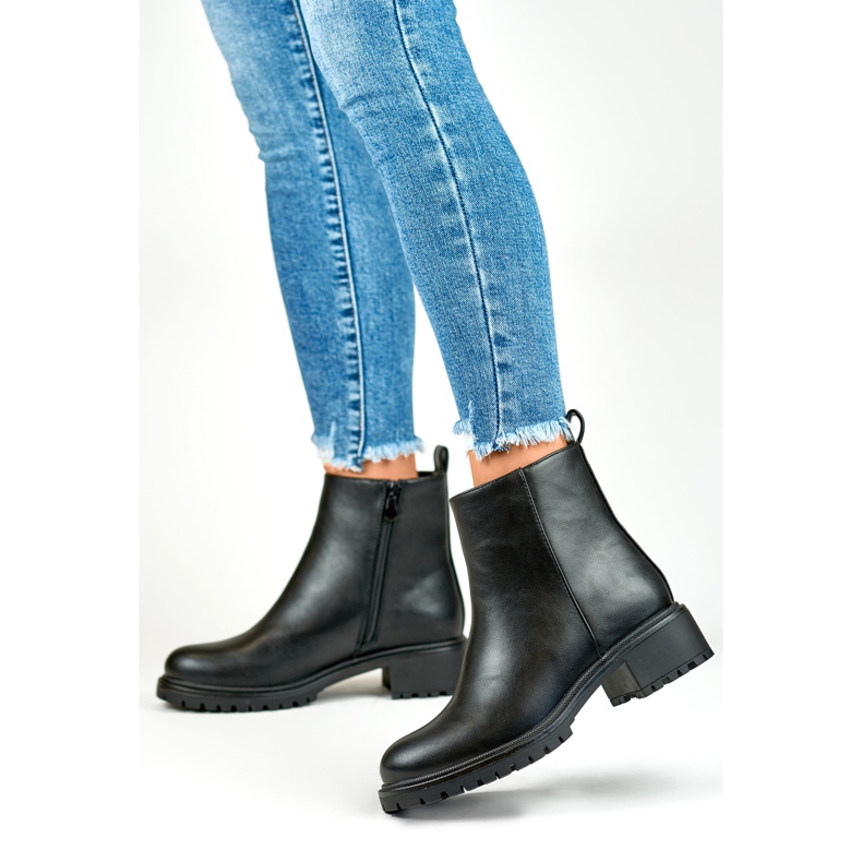 Klasické černé dámské kotníkové boty vyrobené z ekokůže černá 1 Klasické černé dámské kotníkové boty vyrobené z ekokůže černá 1
