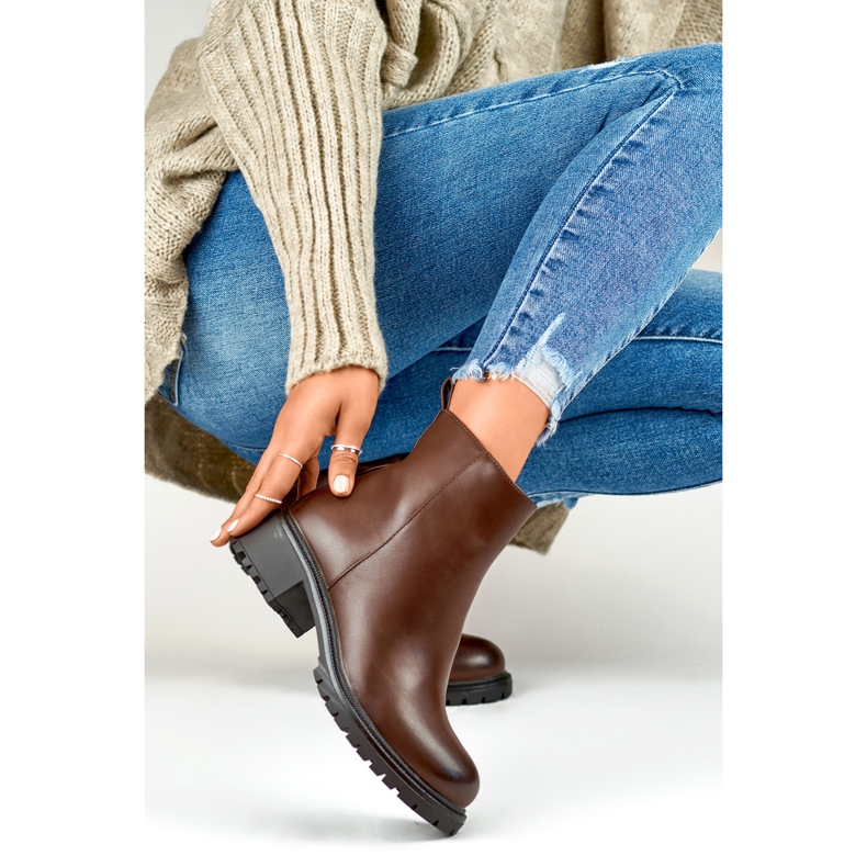 Klasické hnědé dámské kotníkové boty vyrobené z ekokůže hnědý 1