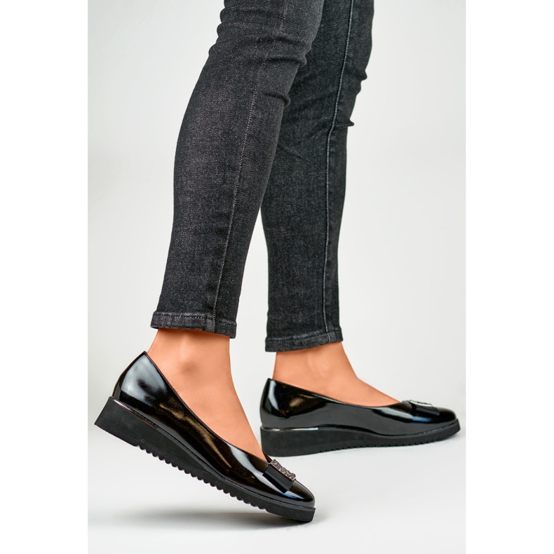 Černé lakované lodičky s nízkým klínkem černá 1 Černé lakované lodičky s nízkým klínkem černá 1