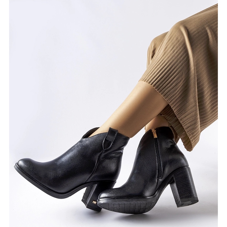 Černé kožené zateplené kozačky Karino černá 1