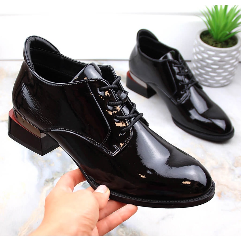 Dámské černé lakované šněrovací boty na vysokém podpatku Vinceza černá 1