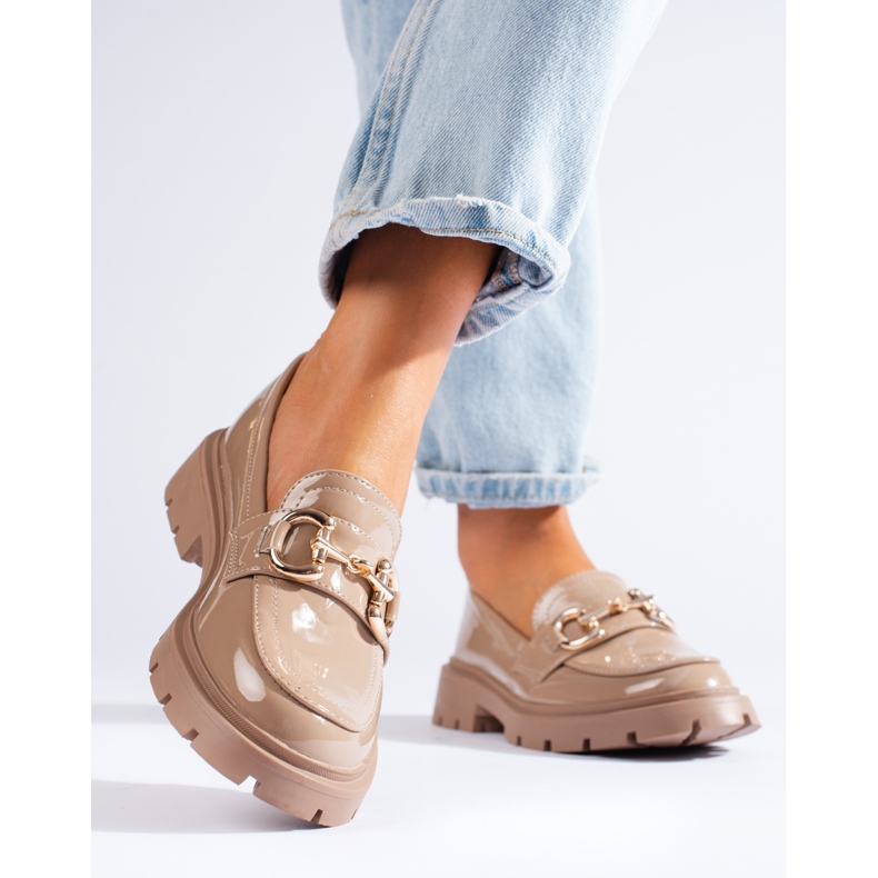 Patentované béžové mokasíny se zlatou přezkou Shelovet béžový 2