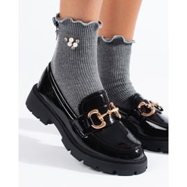 Lakované černé mokasíny se zlatou přezkou Shelovet černá 2