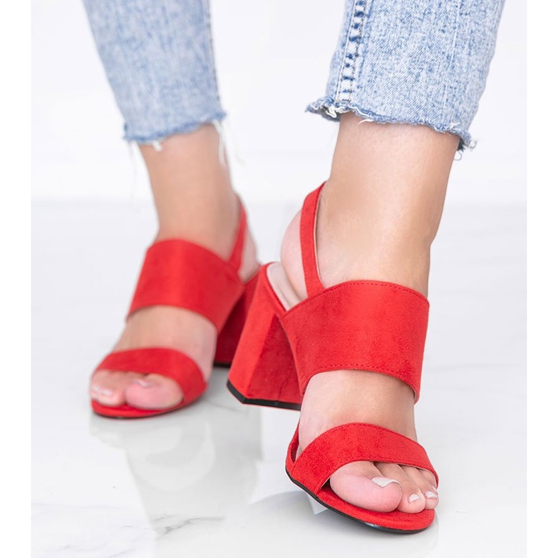 Červené sandály na postu Lil Sweetie 1