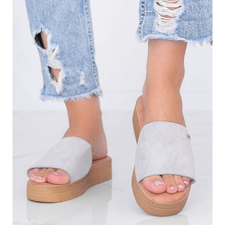 Šedé pantofle na platformě šedá 1