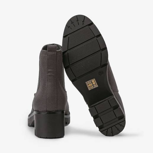 Šedé boty na podzimním příspěvku šedá 2