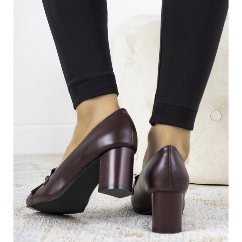 Kaštanové lodičky na sloupku z Aliciny ekokože červené 1