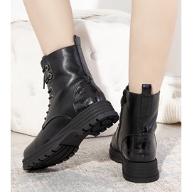 Černé zateplené kozačky na vysoké podrážce Dora černá 1