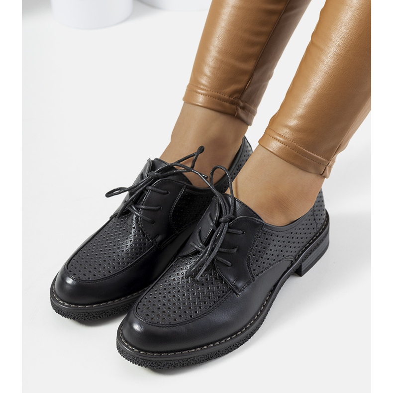 Černé prolamované oxfordky Edda černá 2