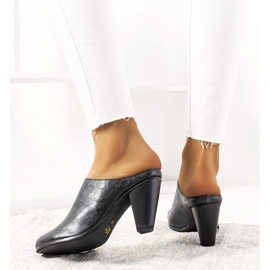 Černé pantofle na Plotkinově sloupku černá 2