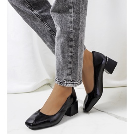 Černé lakované lodičky na sloupku Peet černý 1