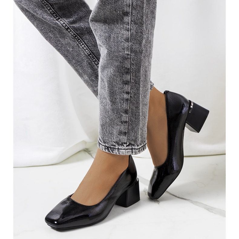 Černé lakované lodičky na sloupku Peet černá 1