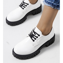 Bílé lakované boty značky Eileen bílý 1