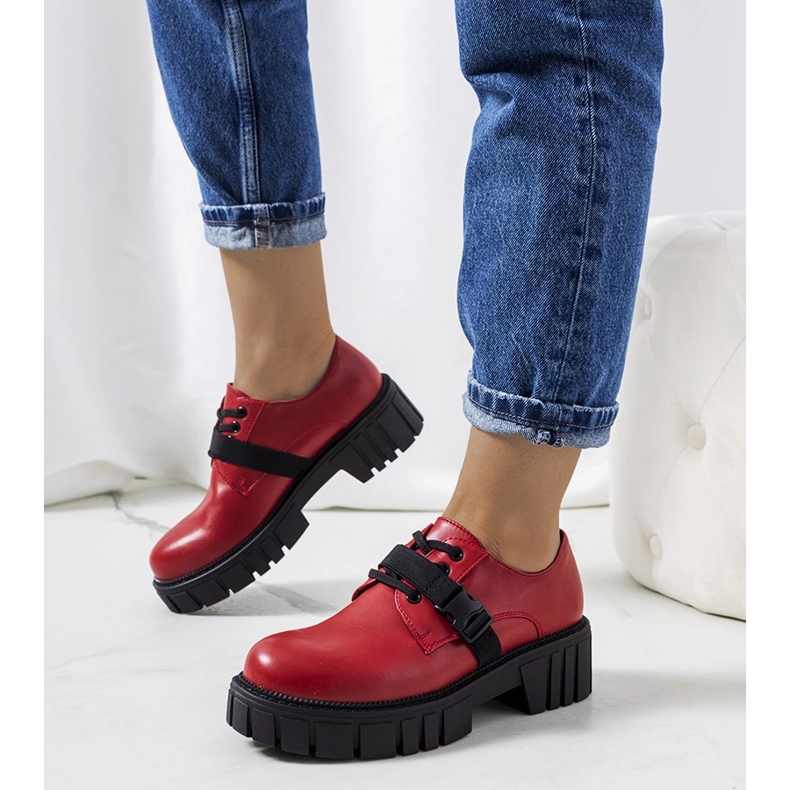 Červené boty na podrážce traktoru Marike 1