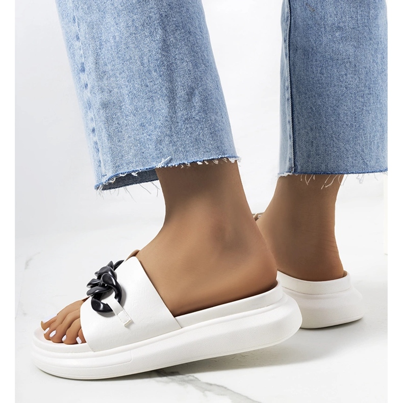 Bílé pantofle s řetízkem Levy bílý 1