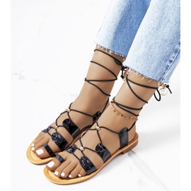 Černé lakované sandály Albertis černý 1