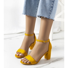 Žluté sandály na sloupku Karella žlutá 1