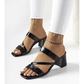 Černé lakované pantofle na sloupku Gare černá 1