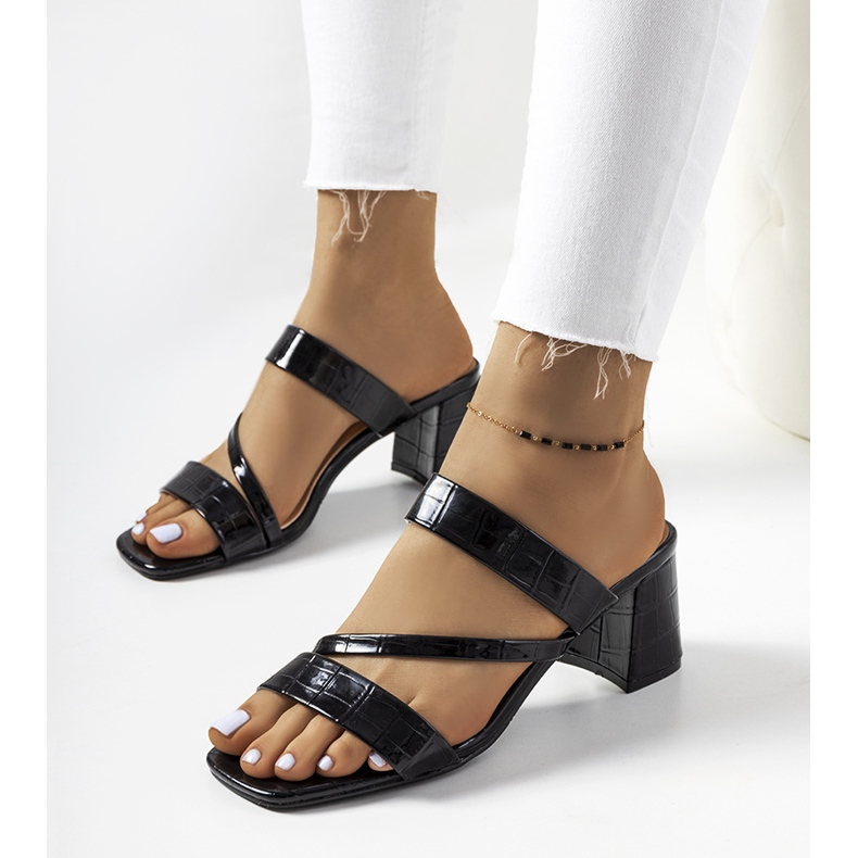 Černé lakované pantofle na sloupku Gare černá 1