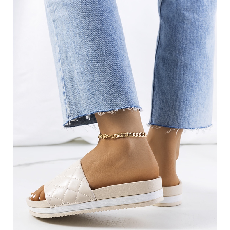 Béžové prošívané pantofle Hassell béžový 2