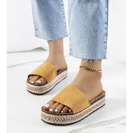 Hnědé sandály na korkové podrážce Bonython hnědý 1 Hnědé sandály na korkové podrážce Bonython hnědý 1