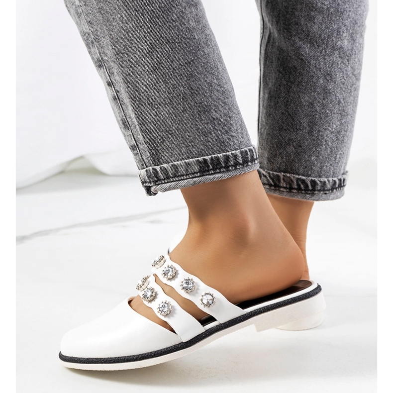 Bílé pantofle zdobené cvočky Asselt bílý 1