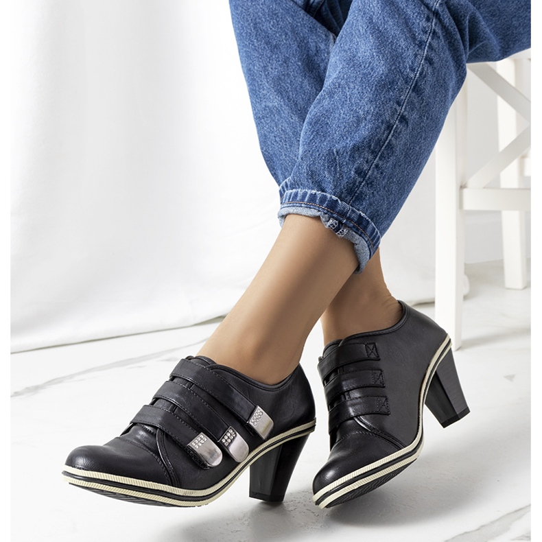 Černé brogy na postu Payla černý 2