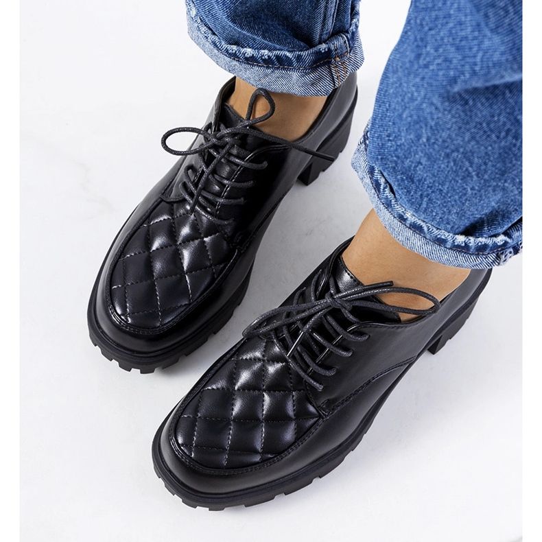 Černé boty na podpatku značky Landra černá 1