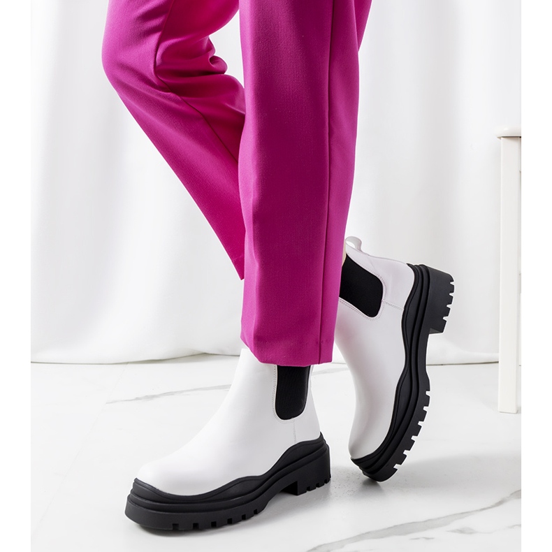 Bílé kozačky na vysoké podrážce Wekey bílý 1