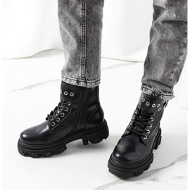 Černé kotníkové boty s traperovou podrážkou od Rubeo černá 1 Černé kotníkové boty s traperovou podrážkou od Rubeo černá 1