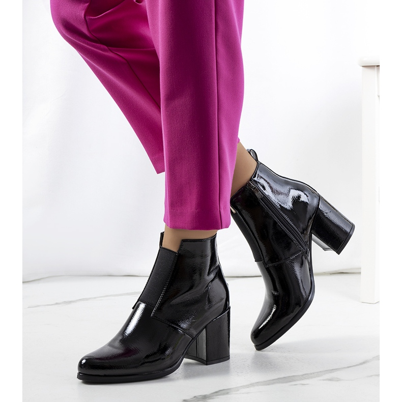 Černá lakovaná kůže z Norwiche 1