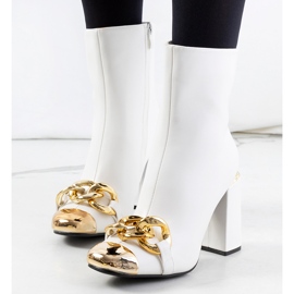 Bílé kozačky na sloupku Engi bílý 1 Bílé kozačky na sloupku Engi bílý 1