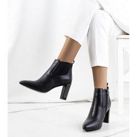 BM Černé kotníkové boty na sloupku Rochdale černá 1