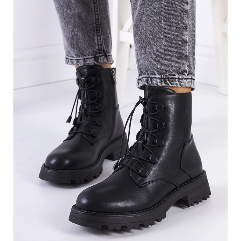 Černé kozačky z ekokůže od Cesterfield černá 1