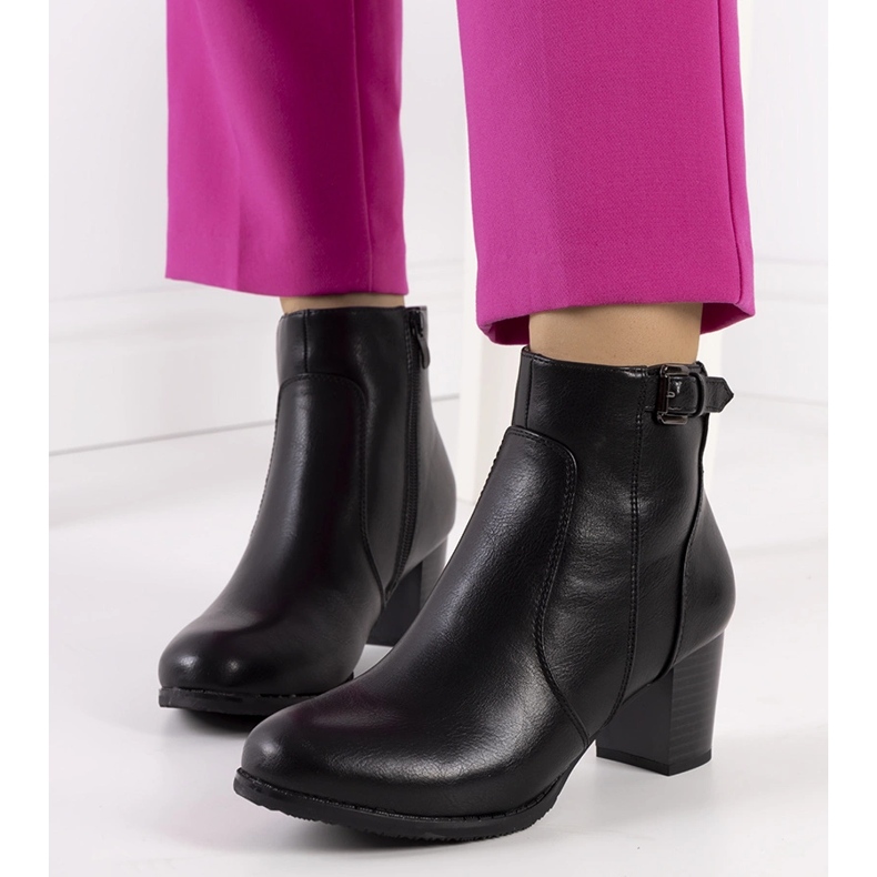 Černé kozačky na nízkém sloupku z Bogoty černá 1 Černé kozačky na nízkém sloupku z Bogoty černá 1