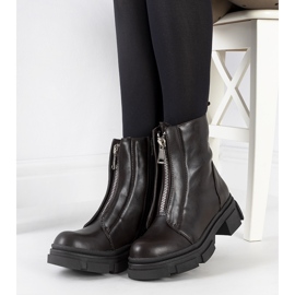 Hnědé kozačky s ozdobným zipem Neal hnědý 2