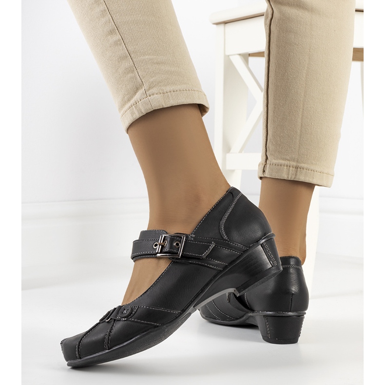 Černé lodičky se zapínáním na pásek Gomez černá 2