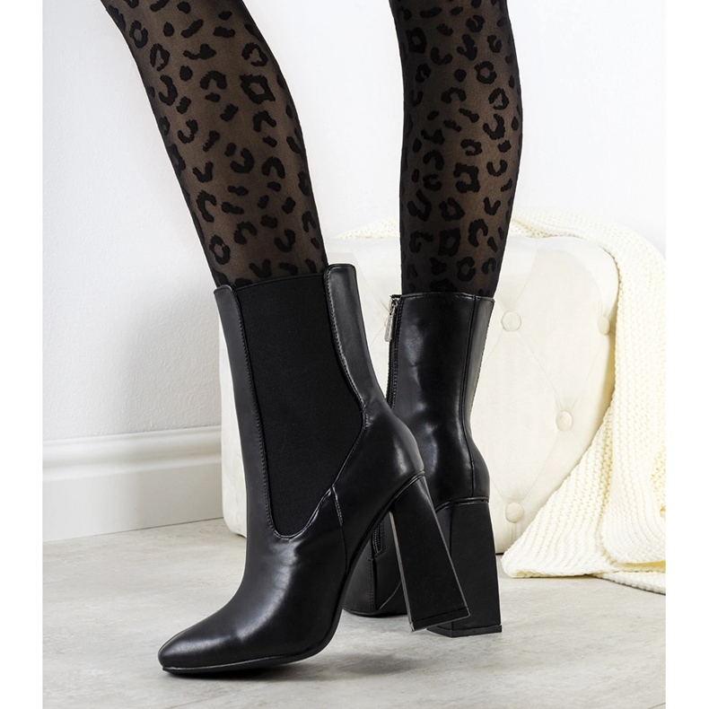 Černé boty ze stabilního sloupku Viridia černá 1 Černé boty ze stabilního sloupku Viridia černá 1