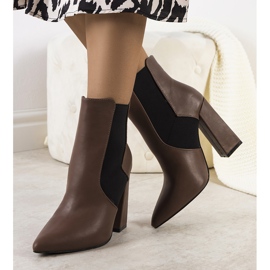 Hnědé chelsea na sloupku Hamilt hnědý 1 Hnědé chelsea na sloupku Hamilt hnědý 1