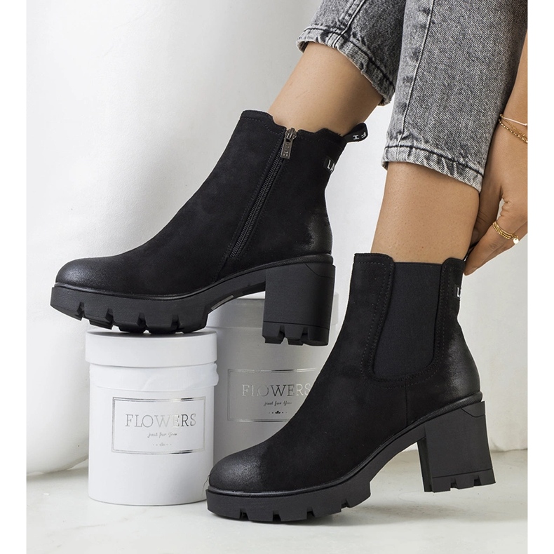 Černé semišové kozačky na vysokém podpatku značky Svelte černá 2