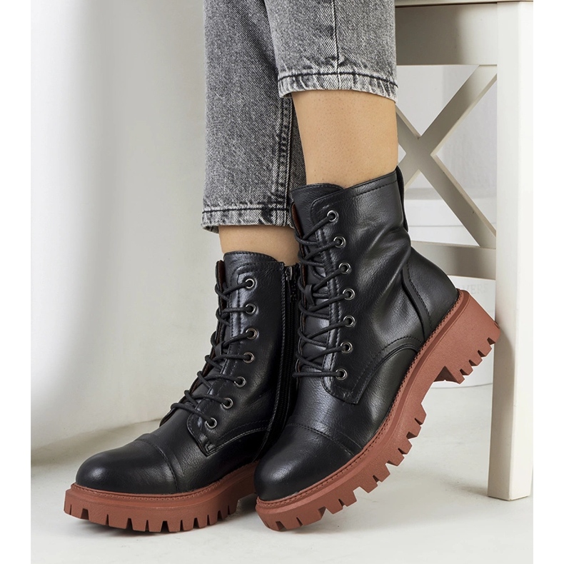 Černé kozačky na hnědé podrážce Rukit černá 1