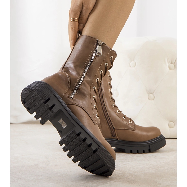 Tmavě béžové kozačky značky Enoksen béžový 1