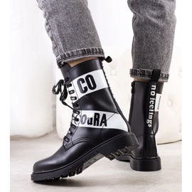 Černé trapery zdobené nápisy Mota černý 1