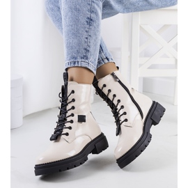 PA1 Béžové lakované kozačky značky Casies béžový 1